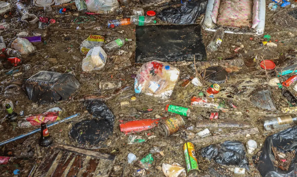 Pesquisadores da UFRJ desenvolvem plástico antipoluente.